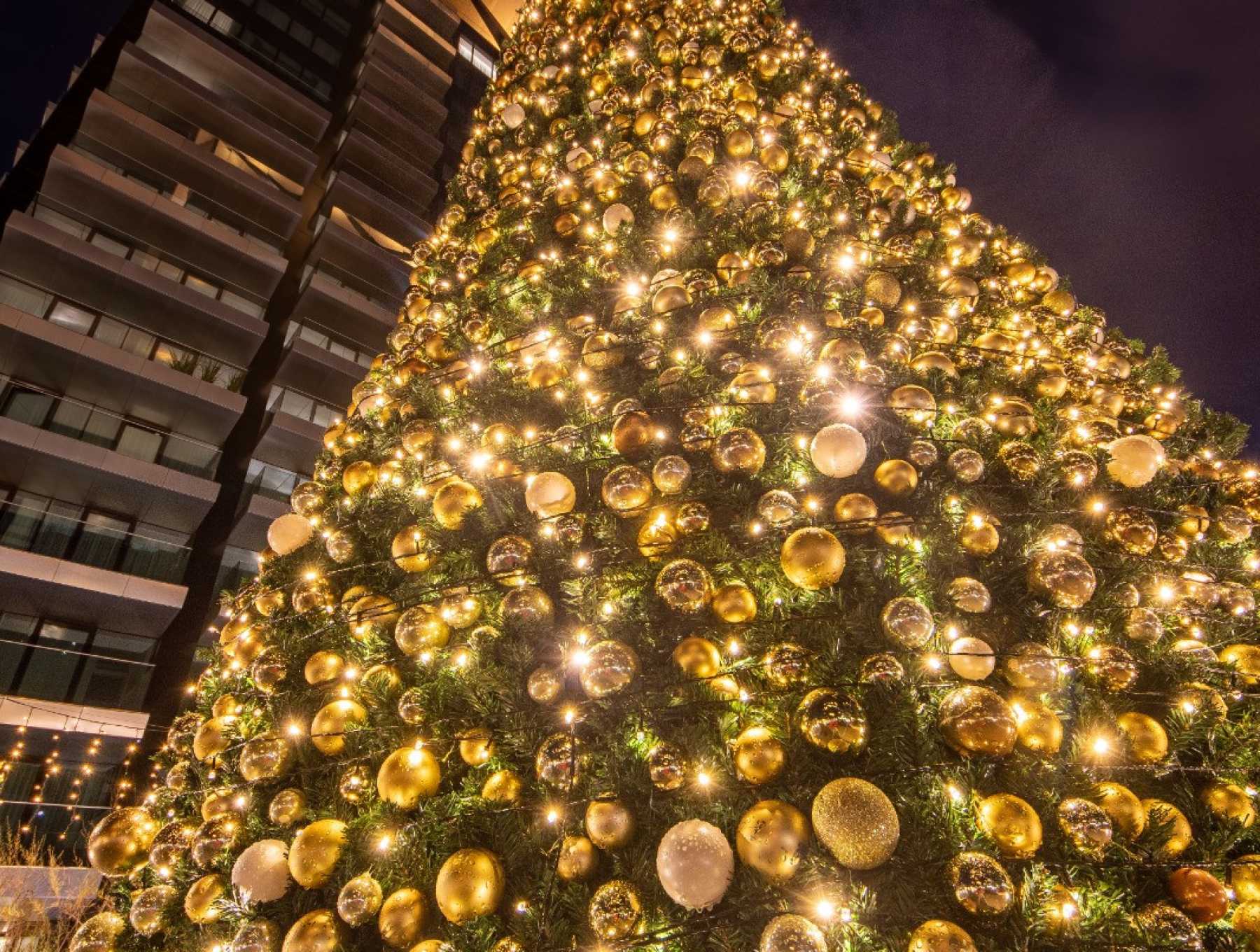 A fairy-tale decor with an 11-meter-tall Christmas tree at One Floreasca City