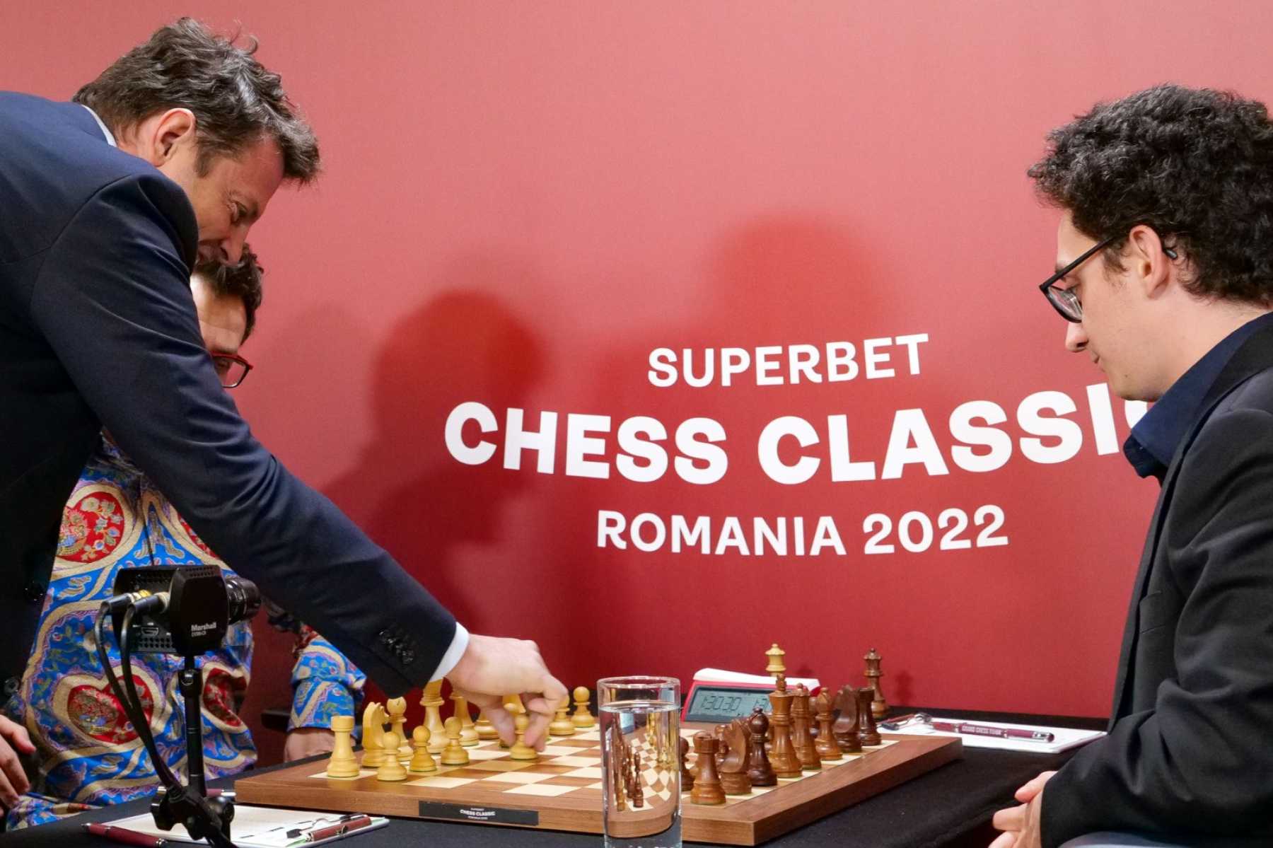 Andrei Diaconescu made the ceremonial first move at Superbet Chess Classic Romania 2022, an event with outstanding personalities from the world of chess