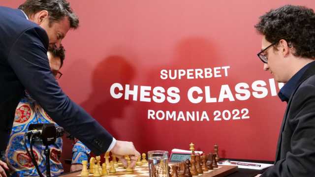 Andrei Diaconescu a făcut prestigioasa primă mutare la Superbet Chess Classic Romania 2022, eveniment cu personalități marcante din lumea șahului