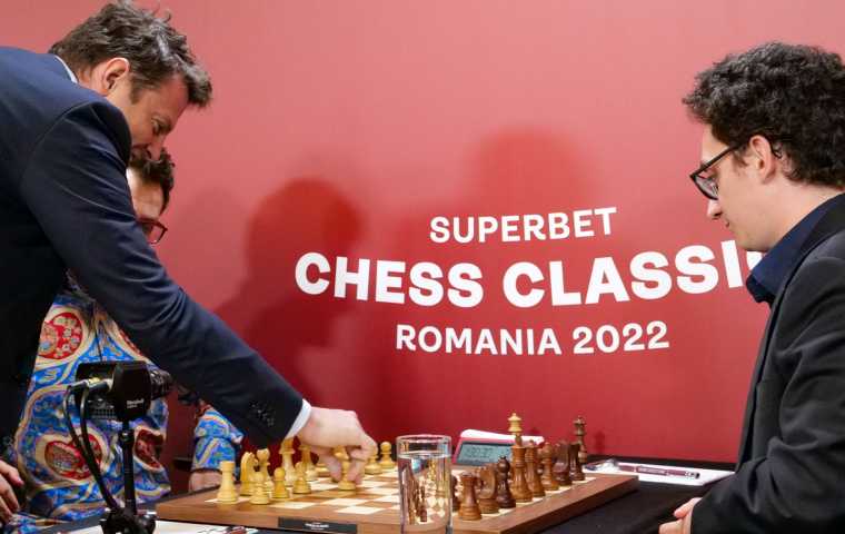 Andrei Diaconescu a făcut prestigioasa primă mutare la Superbet Chess Classic Romania 2022, eveniment cu personalități marcante din lumea șahului