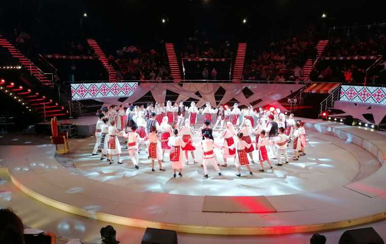 Supporting children at CONIL Fest, Integration Festival - Santa Nic at the Circus