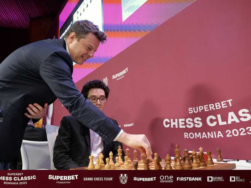Andrei Diaconescu kicked off the ceremonial first move with the winner of this year's Superbet Chess Classic Romania