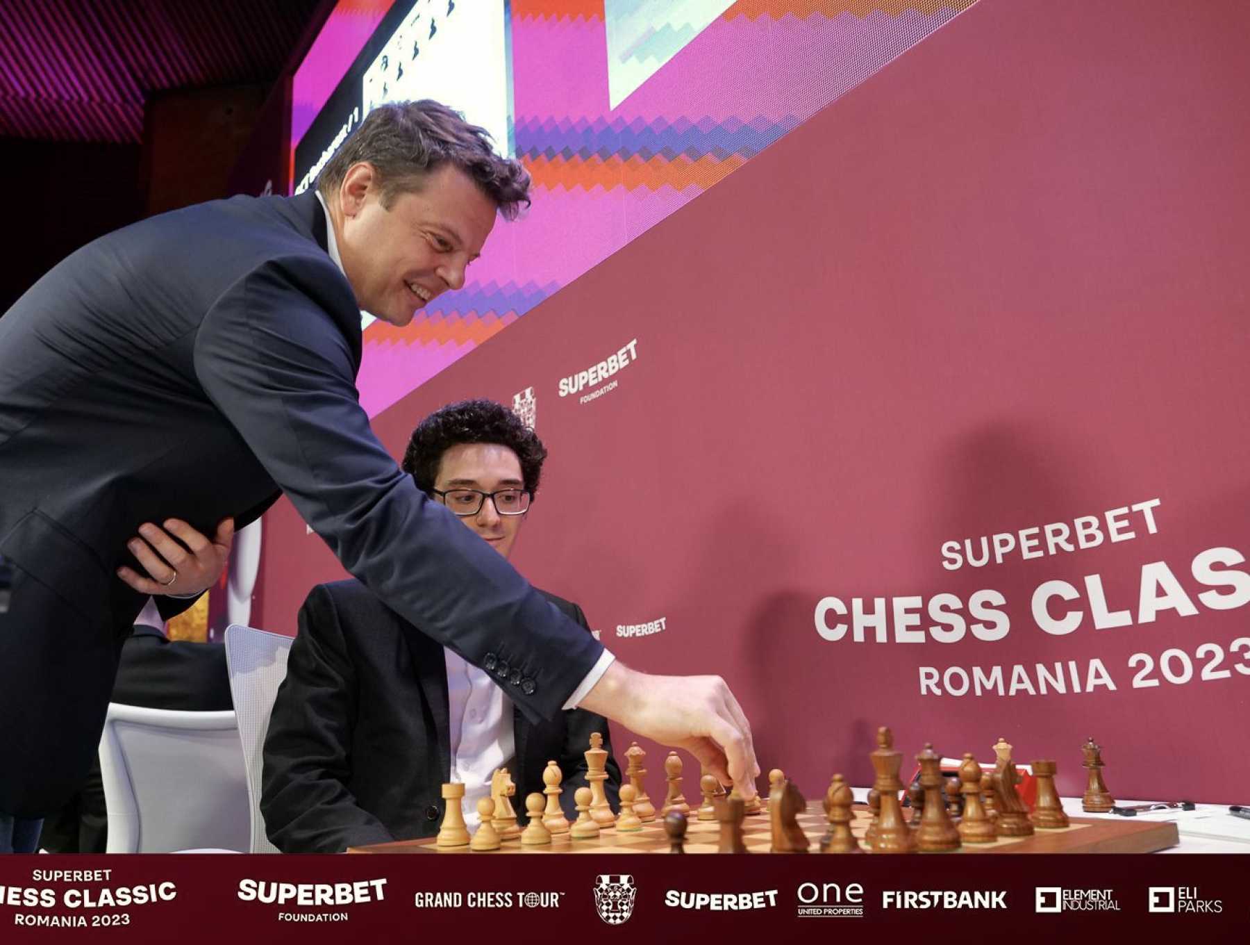 Andrei Diaconescu kicked off the ceremonial first move with the winner of this year's Superbet Chess Classic Romania