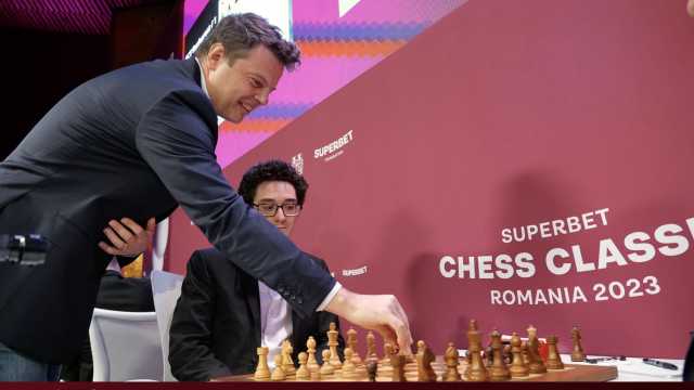Andrei Diaconescu kicked off the ceremonial first move with the winner of this year's Superbet Chess Classic Romania