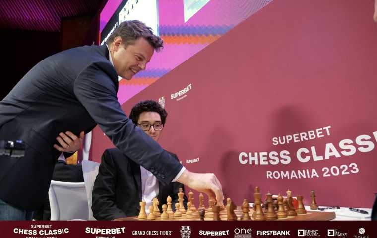 Andrei Diaconescu kicked off the ceremonial first move with the winner of this year's Superbet Chess Classic Romania