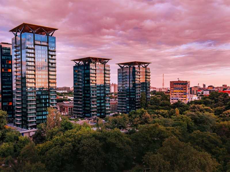 One United Properties înregistrează o cifră de afaceri consolidată de 813,2 milioane de lei și un profit brut de 299,7 milioane de lei în S1 2025