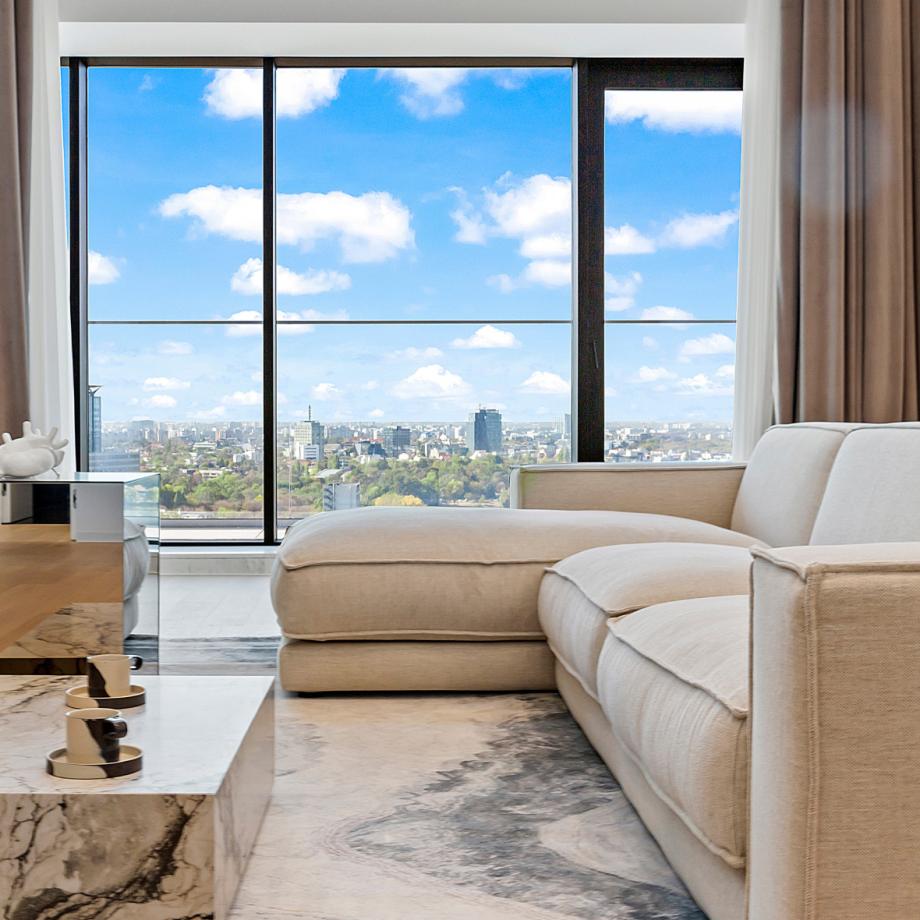 From the 18th floor, the city reveals another perspective.