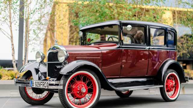 Întâlnirea Ford Clasic – Retromobil Club România