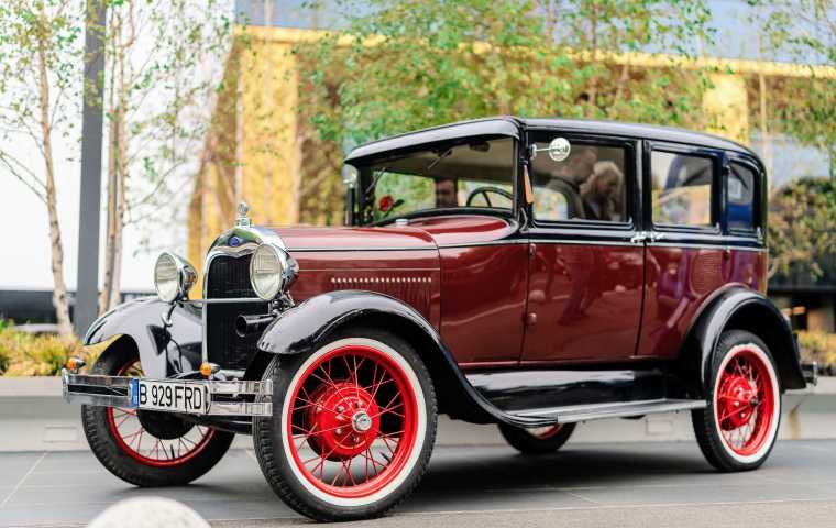 Întâlnirea Ford Clasic – Retromobil Club România