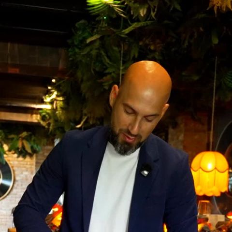 🍸 Când intri, simți că ai ajuns într-un alt loc. La One Floreasca City, @elephante_bucharest te poartă într-un decor...